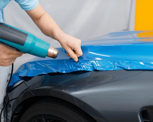 WD - Car wrapping, mechanic with drier installs film